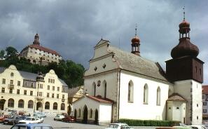 Náchodské náměstí se zámkem